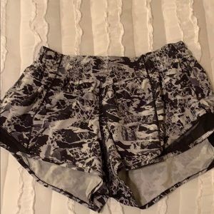 Lululemon hotty hot shorts- 2.5 inch